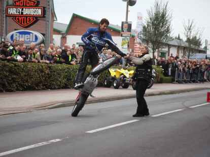 Tausende Motorradfans aus der ganzen Region und dar&uuml;ber hinaus zog es am Wochenende zum Augustfehner Herbsttreff. Fast alles drehte sich dabei um chromblitzende, PS-starke Maschinen. Die Attraktion waren spektakul&auml;re Kunstst&uuml;cke des Stuntfahrers Horst Hoffmann, die er mit einem Trial-Motorrad, einem Quad und einer schweren Stra&szlig;enmaschine zeigte.
