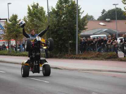 Tausende Motorradfans aus der ganzen Region und dar&uuml;ber hinaus zog es am Wochenende zum Augustfehner Herbsttreff. Fast alles drehte sich dabei um chromblitzende, PS-starke Maschinen. Die Attraktion waren spektakul&auml;re Kunstst&uuml;cke des Stuntfahrers Horst Hoffmann, die er mit einem Trial-Motorrad, einem Quad und einer schweren Stra&szlig;enmaschine zeigte.