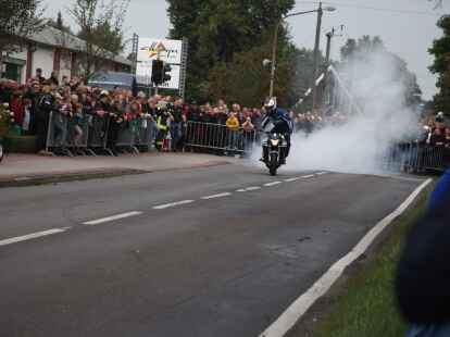 Tausende Motorradfans aus der ganzen Region und dar&uuml;ber hinaus zog es am Wochenende zum Augustfehner Herbsttreff. Fast alles drehte sich dabei um chromblitzende, PS-starke Maschinen. Die Attraktion waren spektakul&auml;re Kunstst&uuml;cke des Stuntfahrers Horst Hoffmann, die er mit einem Trial-Motorrad, einem Quad und einer schweren Stra&szlig;enmaschine zeigte.