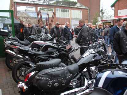 Tausende Motorradfans aus der ganzen Region und dar&uuml;ber hinaus zog es am Wochenende zum Augustfehner Herbsttreff. Fast alles drehte sich dabei um chromblitzende, PS-starke Maschinen. Die Attraktion waren spektakul&auml;re Kunstst&uuml;cke des Stuntfahrers Horst Hoffmann, die er mit einem Trial-Motorrad, einem Quad und einer schweren Stra&szlig;enmaschine zeigte.