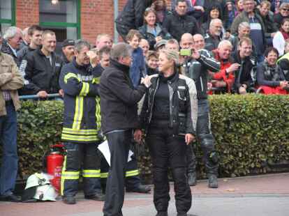 Tausende Motorradfans aus der ganzen Region und dar&uuml;ber hinaus zog es am Wochenende zum Augustfehner Herbsttreff. Fast alles drehte sich dabei um chromblitzende, PS-starke Maschinen. Die Attraktion waren spektakul&auml;re Kunstst&uuml;cke des Stuntfahrers Horst Hoffmann, die er mit einem Trial-Motorrad, einem Quad und einer schweren Stra&szlig;enmaschine zeigte.