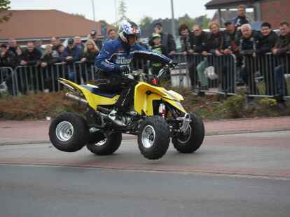 Tausende Motorradfans aus der ganzen Region und dar&uuml;ber hinaus zog es am Wochenende zum Augustfehner Herbsttreff. Fast alles drehte sich dabei um chromblitzende, PS-starke Maschinen. Die Attraktion waren spektakul&auml;re Kunstst&uuml;cke des Stuntfahrers Horst Hoffmann, die er mit einem Trial-Motorrad, einem Quad und einer schweren Stra&szlig;enmaschine zeigte.