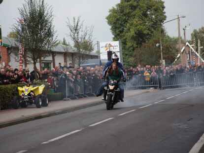Tausende Motorradfans aus der ganzen Region und dar&uuml;ber hinaus zog es am Wochenende zum Augustfehner Herbsttreff. Fast alles drehte sich dabei um chromblitzende, PS-starke Maschinen. Die Attraktion waren spektakul&auml;re Kunstst&uuml;cke des Stuntfahrers Horst Hoffmann, die er mit einem Trial-Motorrad, einem Quad und einer schweren Stra&szlig;enmaschine zeigte.