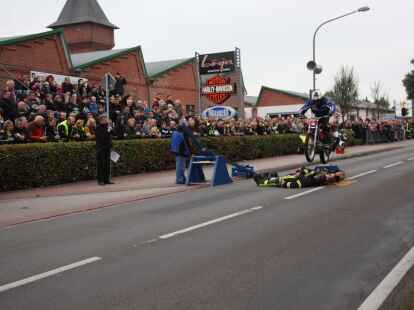 Tausende Motorradfans aus der ganzen Region und dar&uuml;ber hinaus zog es am Wochenende zum Augustfehner Herbsttreff. Fast alles drehte sich dabei um chromblitzende, PS-starke Maschinen. Die Attraktion waren spektakul&auml;re Kunstst&uuml;cke des Stuntfahrers Horst Hoffmann, die er mit einem Trial-Motorrad, einem Quad und einer schweren Stra&szlig;enmaschine zeigte.