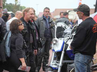 Tausende Motorradfans aus der ganzen Region und dar&uuml;ber hinaus zog es am Wochenende zum Augustfehner Herbsttreff. Fast alles drehte sich dabei um chromblitzende, PS-starke Maschinen. Die Attraktion waren spektakul&auml;re Kunstst&uuml;cke des Stuntfahrers Horst Hoffmann, die er mit einem Trial-Motorrad, einem Quad und einer schweren Stra&szlig;enmaschine zeigte.
