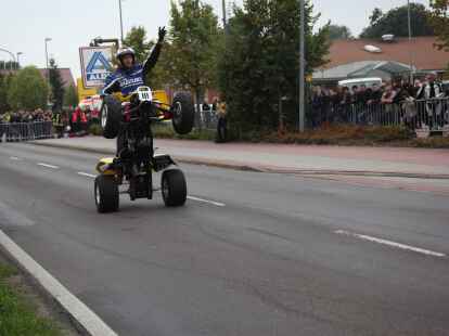 Tausende Motorradfans aus der ganzen Region und dar&uuml;ber hinaus zog es am Wochenende zum Augustfehner Herbsttreff. Fast alles drehte sich dabei um chromblitzende, PS-starke Maschinen. Die Attraktion waren spektakul&auml;re Kunstst&uuml;cke des Stuntfahrers Horst Hoffmann, die er mit einem Trial-Motorrad, einem Quad und einer schweren Stra&szlig;enmaschine zeigte.