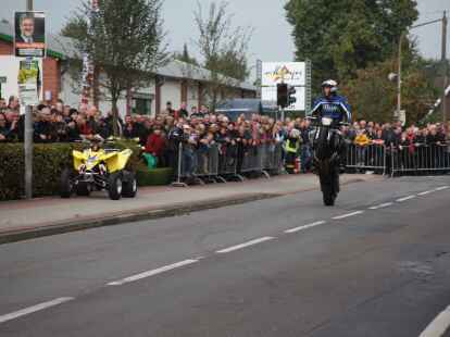 Tausende Motorradfans aus der ganzen Region und dar&uuml;ber hinaus zog es am Wochenende zum Augustfehner Herbsttreff. Fast alles drehte sich dabei um chromblitzende, PS-starke Maschinen. Die Attraktion waren spektakul&auml;re Kunstst&uuml;cke des Stuntfahrers Horst Hoffmann, die er mit einem Trial-Motorrad, einem Quad und einer schweren Stra&szlig;enmaschine zeigte.