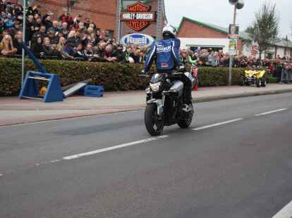 Tausende Motorradfans aus der ganzen Region und dar&uuml;ber hinaus zog es am Wochenende zum Augustfehner Herbsttreff. Fast alles drehte sich dabei um chromblitzende, PS-starke Maschinen. Die Attraktion waren spektakul&auml;re Kunstst&uuml;cke des Stuntfahrers Horst Hoffmann, die er mit einem Trial-Motorrad, einem Quad und einer schweren Stra&szlig;enmaschine zeigte.