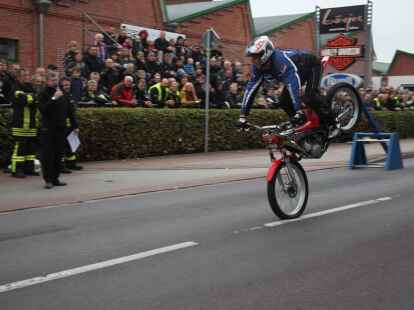 Tausende Motorradfans aus der ganzen Region und dar&uuml;ber hinaus zog es am Wochenende zum Augustfehner Herbsttreff. Fast alles drehte sich dabei um chromblitzende, PS-starke Maschinen. Die Attraktion waren spektakul&auml;re Kunstst&uuml;cke des Stuntfahrers Horst Hoffmann, die er mit einem Trial-Motorrad, einem Quad und einer schweren Stra&szlig;enmaschine zeigte.