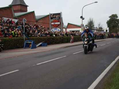 Tausende Motorradfans aus der ganzen Region und dar&uuml;ber hinaus zog es am Wochenende zum Augustfehner Herbsttreff. Fast alles drehte sich dabei um chromblitzende, PS-starke Maschinen. Die Attraktion waren spektakul&auml;re Kunstst&uuml;cke des Stuntfahrers Horst Hoffmann, die er mit einem Trial-Motorrad, einem Quad und einer schweren Stra&szlig;enmaschine zeigte.
