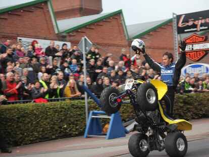 Tausende Motorradfans aus der ganzen Region und dar&uuml;ber hinaus zog es am Wochenende zum Augustfehner Herbsttreff. Fast alles drehte sich dabei um chromblitzende, PS-starke Maschinen. Die Attraktion waren spektakul&auml;re Kunstst&uuml;cke des Stuntfahrers Horst Hoffmann, die er mit einem Trial-Motorrad, einem Quad und einer schweren Stra&szlig;enmaschine zeigte.