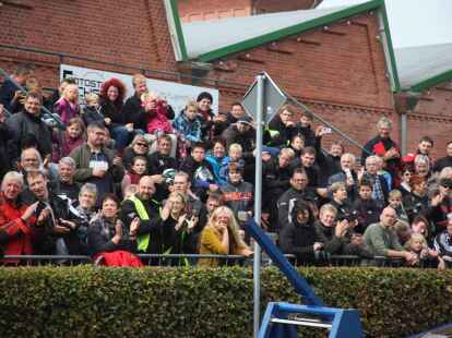 Tausende Motorradfans aus der ganzen Region und dar&uuml;ber hinaus zog es am Wochenende zum Augustfehner Herbsttreff. Fast alles drehte sich dabei um chromblitzende, PS-starke Maschinen. Die Attraktion waren spektakul&auml;re Kunstst&uuml;cke des Stuntfahrers Horst Hoffmann, die er mit einem Trial-Motorrad, einem Quad und einer schweren Stra&szlig;enmaschine zeigte.