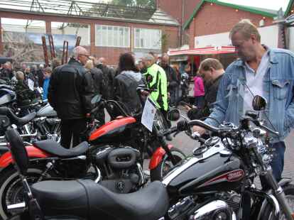 Tausende Motorradfans aus der ganzen Region und dar&uuml;ber hinaus zog es am Wochenende zum Augustfehner Herbsttreff. Fast alles drehte sich dabei um chromblitzende, PS-starke Maschinen. Die Attraktion waren spektakul&auml;re Kunstst&uuml;cke des Stuntfahrers Horst Hoffmann, die er mit einem Trial-Motorrad, einem Quad und einer schweren Stra&szlig;enmaschine zeigte.