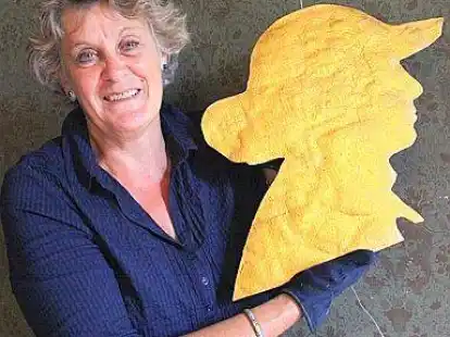 Goldene Kunst: Annette Jungclaus, ehrenamtliche Helferin im Palais, h&auml;ngt eine Arbeit der K&uuml;nstlerin Sultan Acar auf, die sich damit um den Kunstpreis bewirbt.