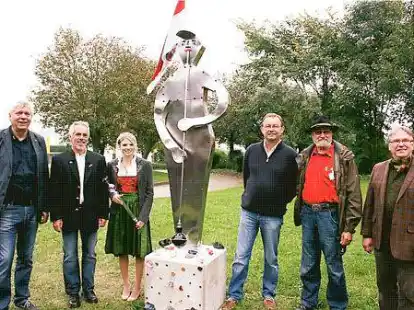 Der &bdquo;Glasbl&auml;ser&ldquo; erinnert an die St&auml;dtepartnerschaft. Dar&uuml;ber freuen sich (von links) Uwe Seyberth, Josef Schreder, Verena Probst, Roland Schiefke, Kurt J&auml;hnert und Eberhard Kreuzer.