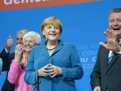 In Feierlaune: Bundeskanzlerin Angela Merkel (CDU) mit (von links) Bundesarbeitsministerin Ursula von der Leyen, der Vorsitzenden der CSU-Landesgruppe im Deutschen Bundestag Gerda Hasselfeldt und CDU-Generalsekret&auml;r Hermann Gr&ouml;he