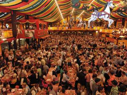 G&auml;ste feiern  in M&uuml;nchen  im Hippodrom Festzelt. Das gr&ouml;&szlig;te Volksfest der Welt l&auml;dt bis zum 6. Oktober zum Besuch.