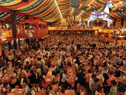 G&auml;ste feiern  in M&uuml;nchen  im Hippodrom Festzelt. Das gr&ouml;&szlig;te Volksfest der Welt l&auml;dt bis zum 6. Oktober zum Besuch.