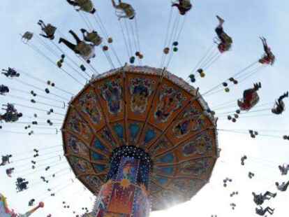 Ein Kettenkarussell auf dem Oktoberfest