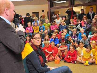 Frank von der Aa (links) w&uuml;rdigte den Einsatz von  Katrin Keltsch (vorn Mitte).