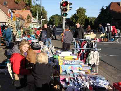 Viel los war beim Flohmarkt im Rahmen des  Hoy-Festes.