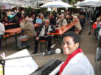 Viel los war wieder beim Hoy-Fest in Hoykenkamp. Die Bremer Gospel-Swingers sangen