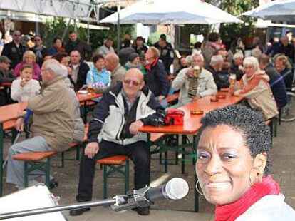 Musik und mehr: Janine Smith trat am Sonntag mit dem Bremer Gospel-Swingers auf. Kleines Bild links: Monika Windh&ouml;fel erwirbt beim Flohmarkt Marmelade
