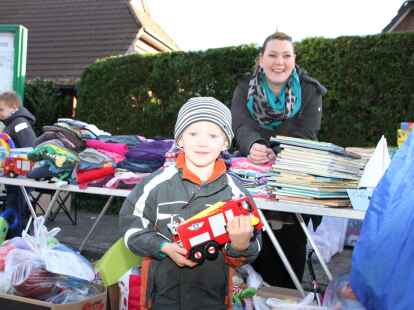 Liam (4) kauft sich ein Feuerwehrauto auf dem Flohmarkt beim Hoy-Fest