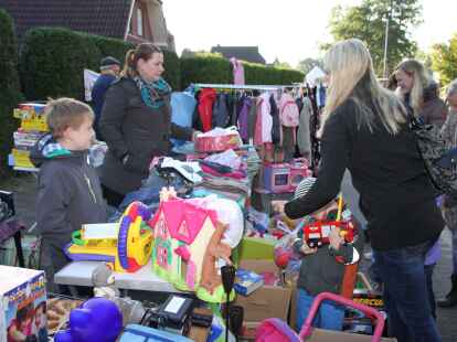 Dicht umlagert waren die Flohmarkt-St&auml;nde beim  Hoy-Fest