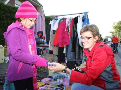 Heike Wehrenberg (rechts) kauf Lorena (7) ein kleines Spielzeug-Pony ab.