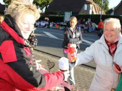 Beliebter Flohmarkt: Monika Windh&ouml;fel kauft bei Marga Brachtendorf Marmelade.