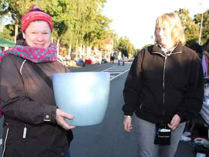 Einen blauen Blumentopf ersteht Karin Bauer (links) auf dem Flohmarkt beim  Hoy-Fest