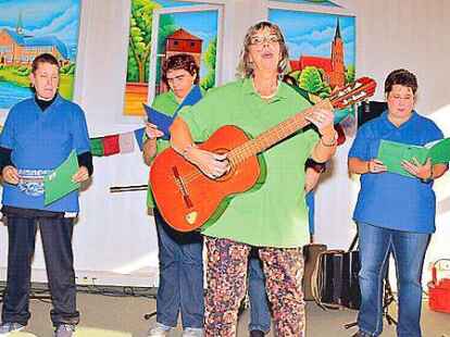 Im Dienst der guten Sache: Liedermacherin Sybille Gimon mit dem Chor &bdquo;OL&rsquo; Inklusive&ldquo;