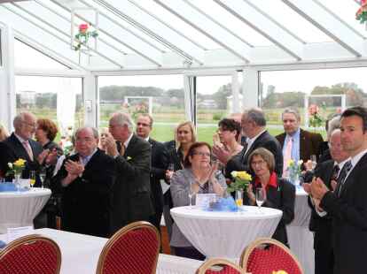 Applaus f&uuml;r die Laudatio: die G&auml;ste des Empfangs