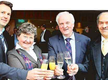 Ein Prosit aufs Jubil&auml;um: Rolf Sch&uuml;tze (Zweiter von rechts) mit Sohn Thomas, Ehefrau Christel (von rechts) und Hans-Georg Zechel von der B&uuml;rgerstiftung. Sch&uuml;tze hatte um Spenden f&uuml;r die B&uuml;rgerstiftung gebeten.