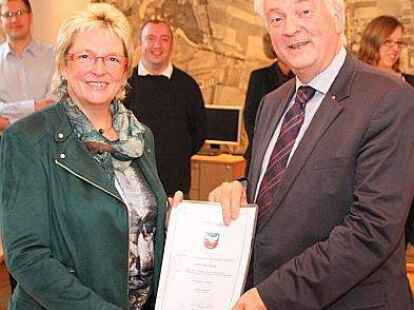 Ehrung: Alice Gerken-Klaas &uuml;berreicht  Rolf Sch&uuml;tze die Urkunde