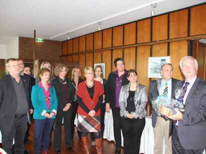 Rolf Sch&uuml;tze im Kreis seiner Mitarbeiter