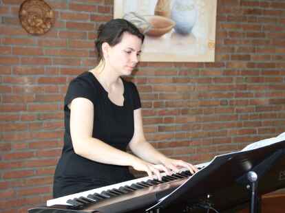 Spielte Kompositionen am Piano: Karola Schmelz-H&ouml;pfner