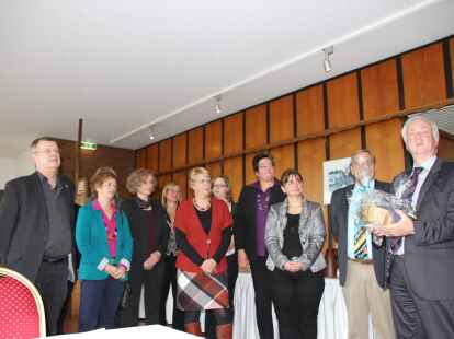 Rolf Sch&uuml;tze im Kreis seiner Mitarbeiter