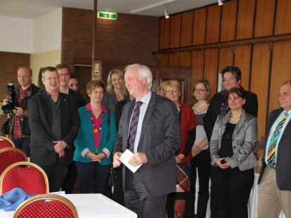 Rolf Sch&uuml;tze im Kreis seiner Mitarbeiter.