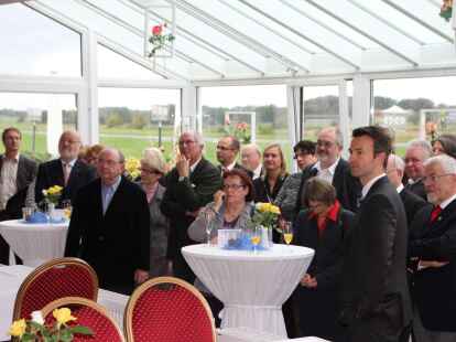 H&ouml;rten aufmerksam beim Empfang zu: die G&auml;ste des Empangs