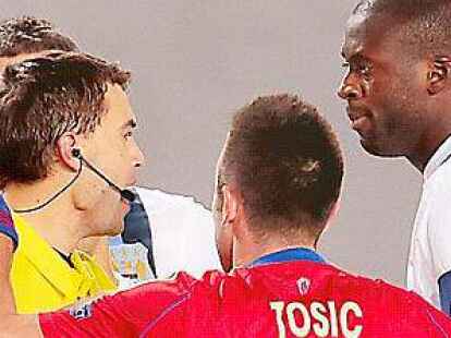 Yaya Tour&eacute; (rechts), Kapit&auml;n von Manchester City, beschwert sich bei Schiedsrichter Ovidiu Hategan (3.v.l.).