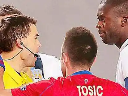 Yaya Tour&eacute; (rechts), Kapit&auml;n von Manchester City, beschwert sich bei Schiedsrichter Ovidiu Hategan (3.v.l.).