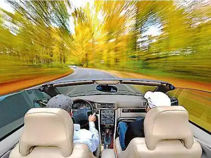 Im Cabrio durch den herbstlich gef&auml;rbten Wald: In Deutschland bleibt Fahren &bdquo;oben ohne&ldquo; im Trend.