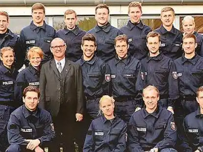 Haben ihren Bachelor abgeschlossen: 23 neue Mitarbeiterinnen und Mitarbeiter in der Bereitschaftspolizei wurden von Uwe L&uuml;hrig, Polizeipr&auml;sident der Zentralen Polizeidirektion Niedersachsen,   begr&uuml;&szlig;t.