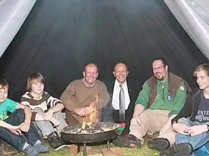 Probesitzen in der Kote: Pfadfinder mit Bodo Junge (3. von links) und Pastor Thomas Raudonat (4. von links) vom Kirchenrat unter Pfadfindern.