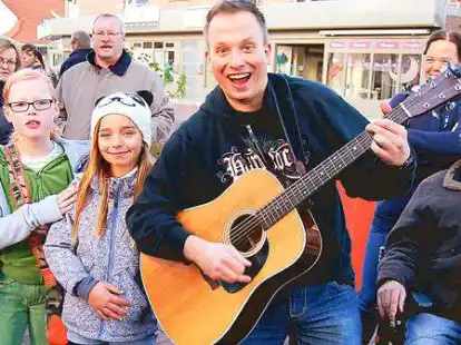 <p>Gute-Laune Mann: Thomas K&uuml;mper gewann im vorigen Jahr den Stra&szlig;enmusik-Wettbewerb. Diesmal sang er unverst&auml;rkt: Eine Windb&ouml;e hatte seine Anlage umgeworfen.</p>