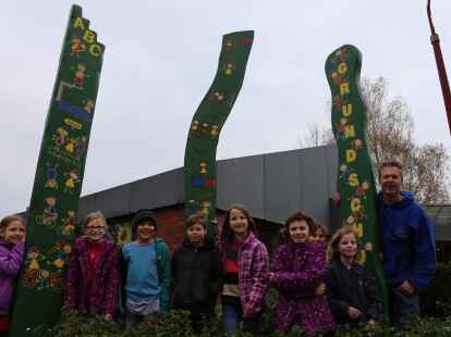 Die Schulhof-AG unter der Leitung von Klaus Stalling hat zwei farbenfohe Holzskulpturen f&uuml;r den Eingangsbereich der Grundschule Bookholzberg gestaltet. Am Freitag wurden die Stelen bei einer kleinen Feier eingeweiht.