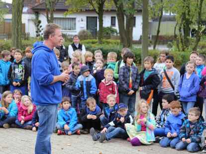 Die Schulhof-AG unter der Leitung von Klaus Stalling hat zwei farbenfohe Holzskulpturen f&uuml;r den Eingangsbereich der Grundschule Bookholzberg gestaltet. Am Freitag wurden die Stelen bei einer kleinen Feier eingeweiht.