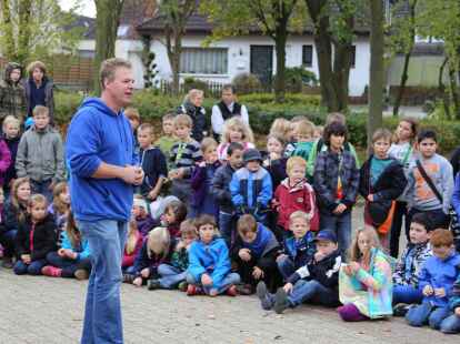 Die Schulhof-AG unter der Leitung von Klaus Stalling hat zwei farbenfohe Holzskulpturen f&uuml;r den Eingangsbereich der Grundschule Bookholzberg gestaltet. Am Freitag wurden die Stelen bei einer kleinen Feier eingeweiht.